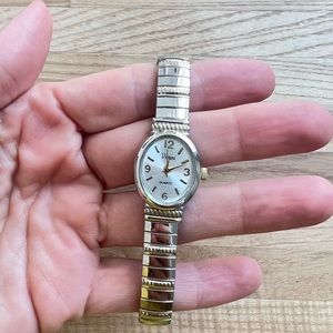 Vivani ladies oval silver tone expansion band bracelet watch NEW BATTERY